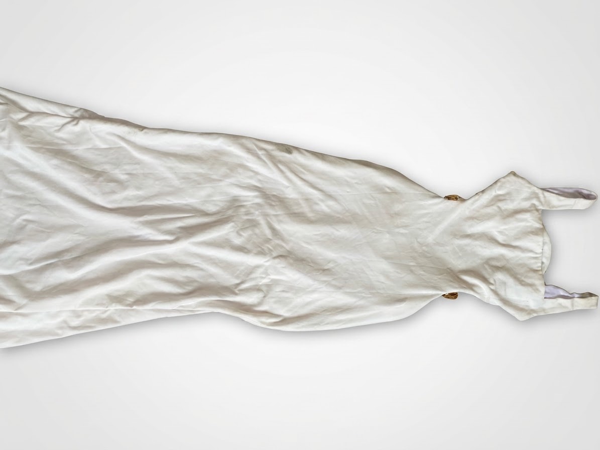 Robe blanc avec touche doree