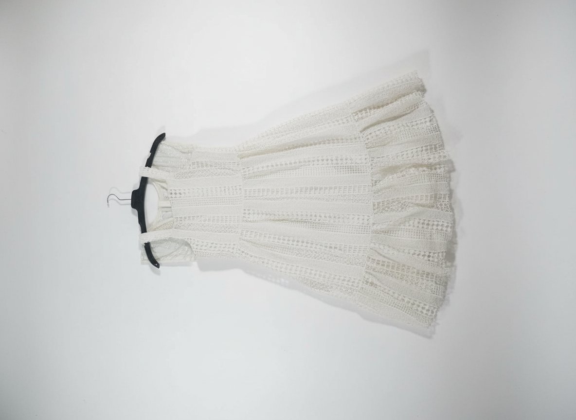Une robe blanche presque neuve de la marque ZARA