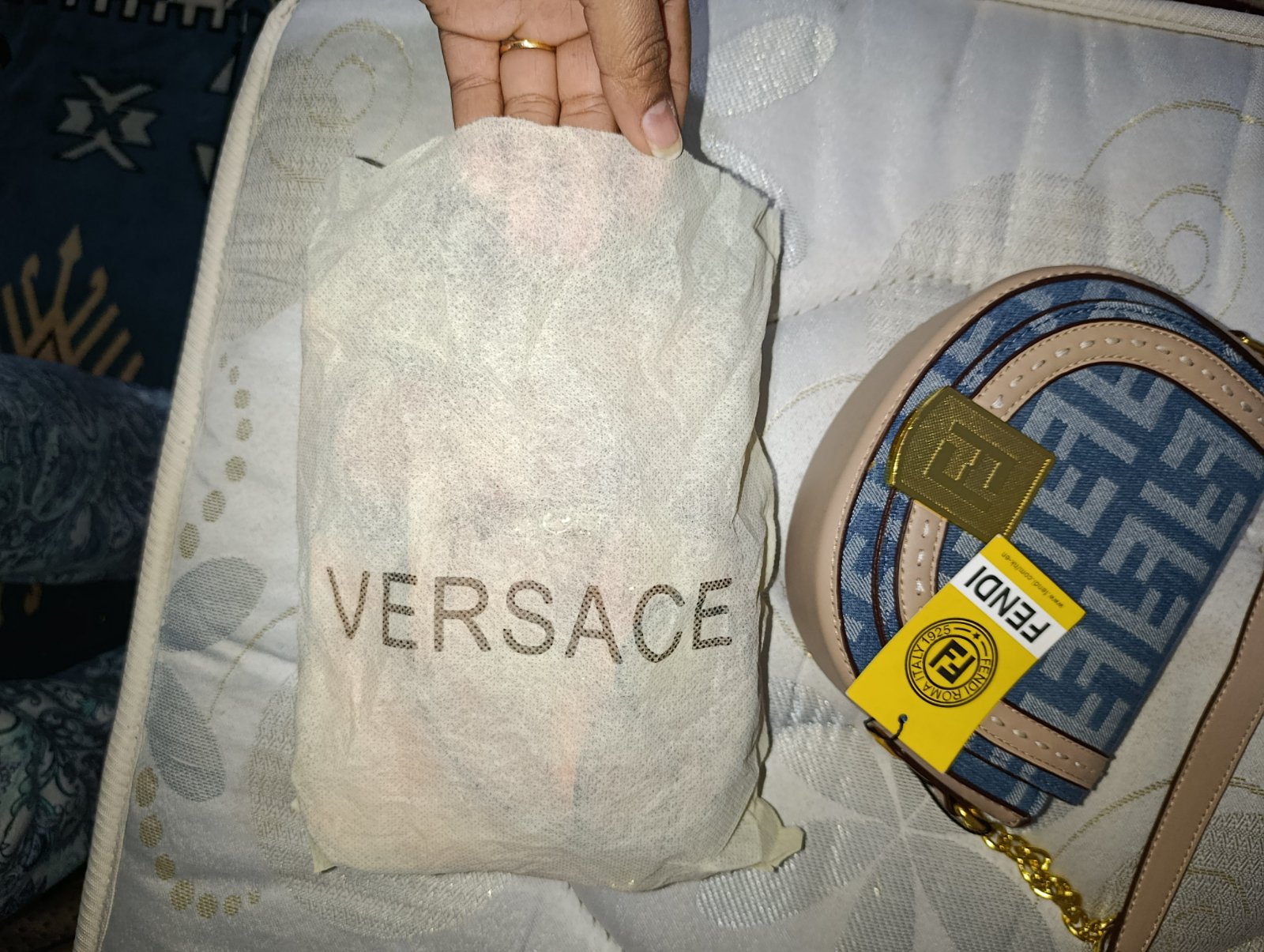 Deux sac a main avec ticket marque versace et fendi 