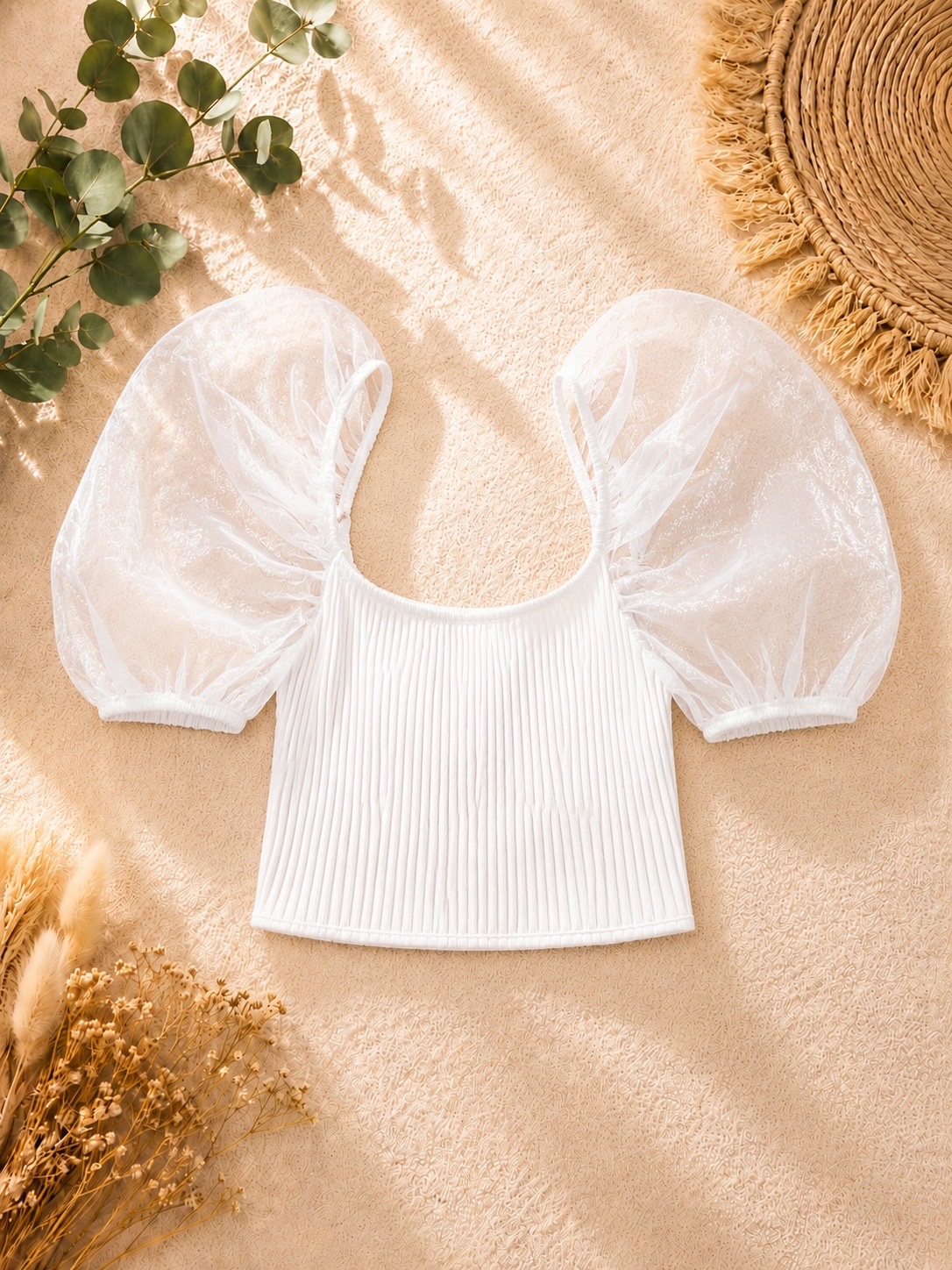 Haut blanc élégant à manches bouffantes en tulle