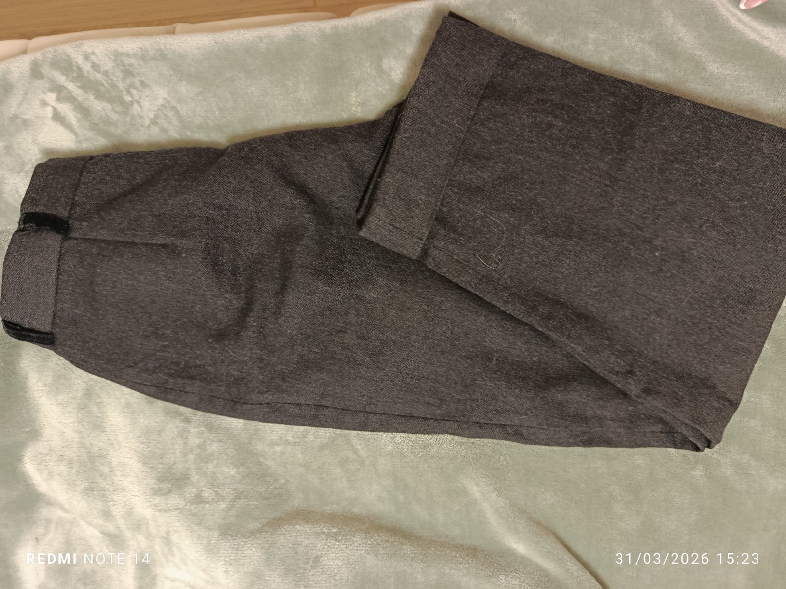 Pantalon gris foncé avec détails noir dain 