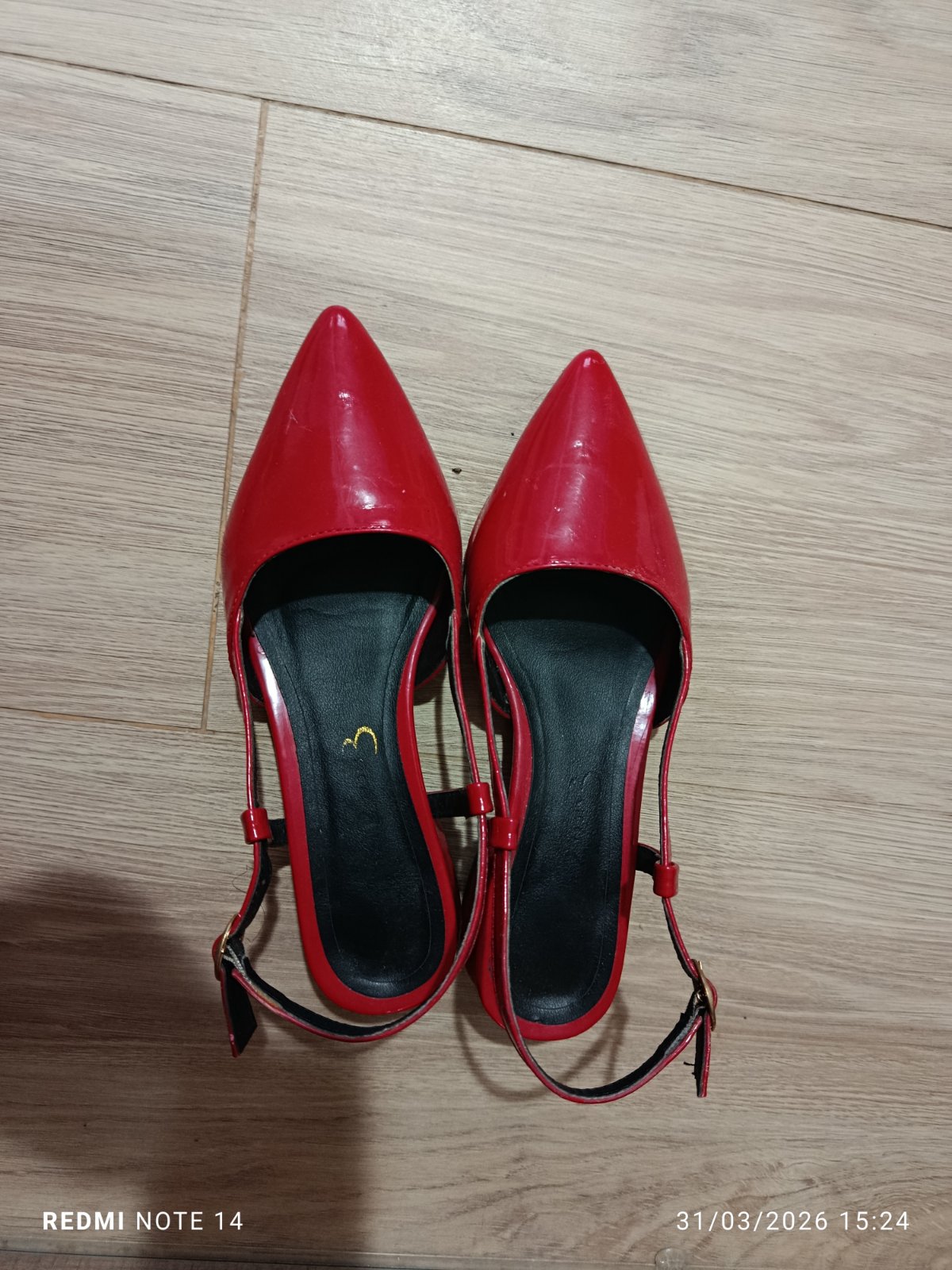 Sandales rouge vernis pointure 37 très bon état 