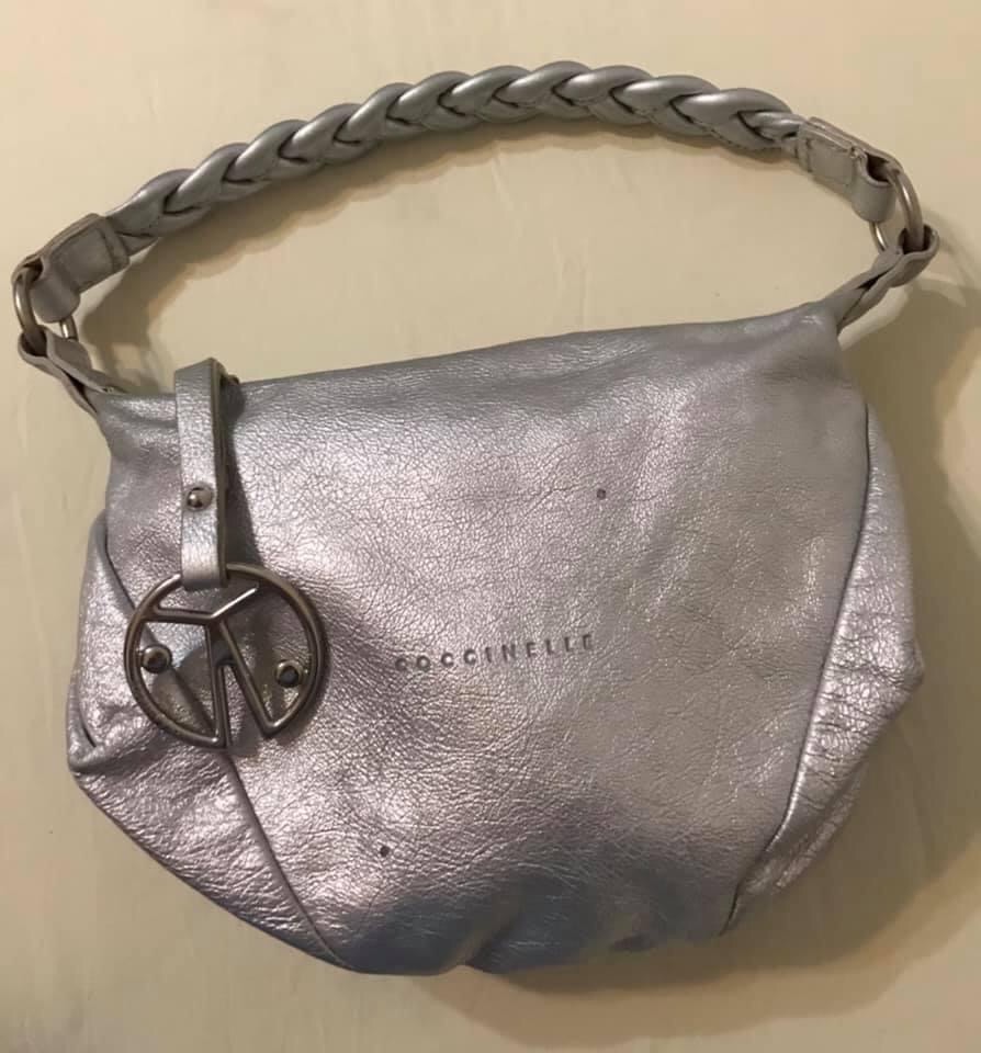 Petit sac argenté en cuir de marque Coccinelle