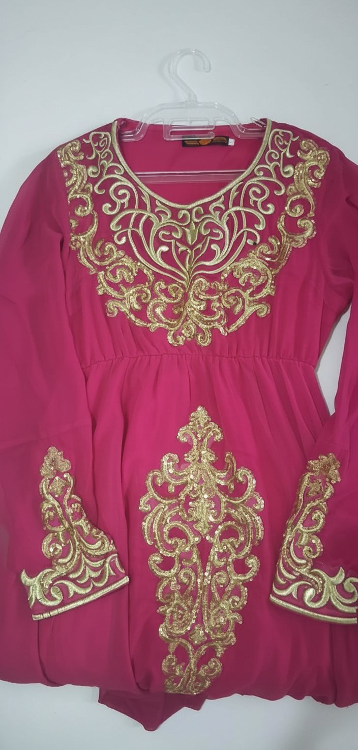 Caftan rose et brodé en doré 