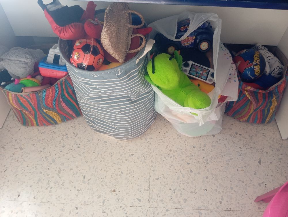 Lot des jeux divers et peluches