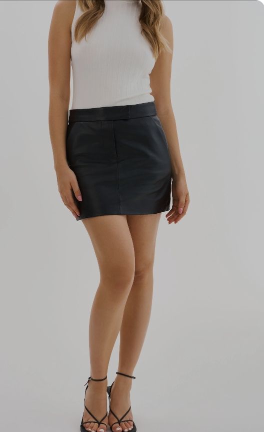 mini jupe en simili cuir 