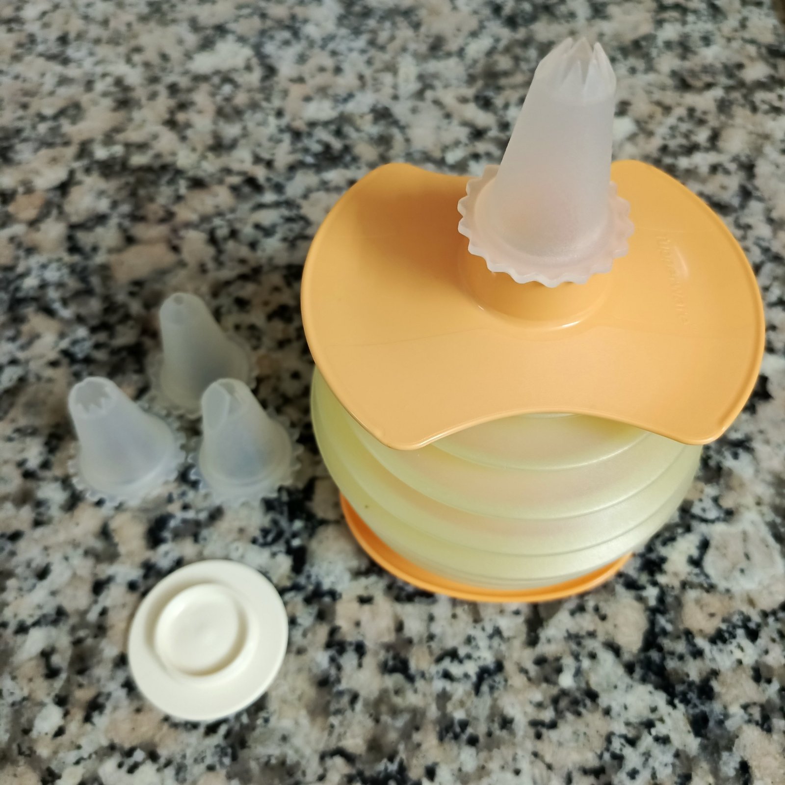 ​Boule décoratrice à pâtisserie Tupperware avec douilles