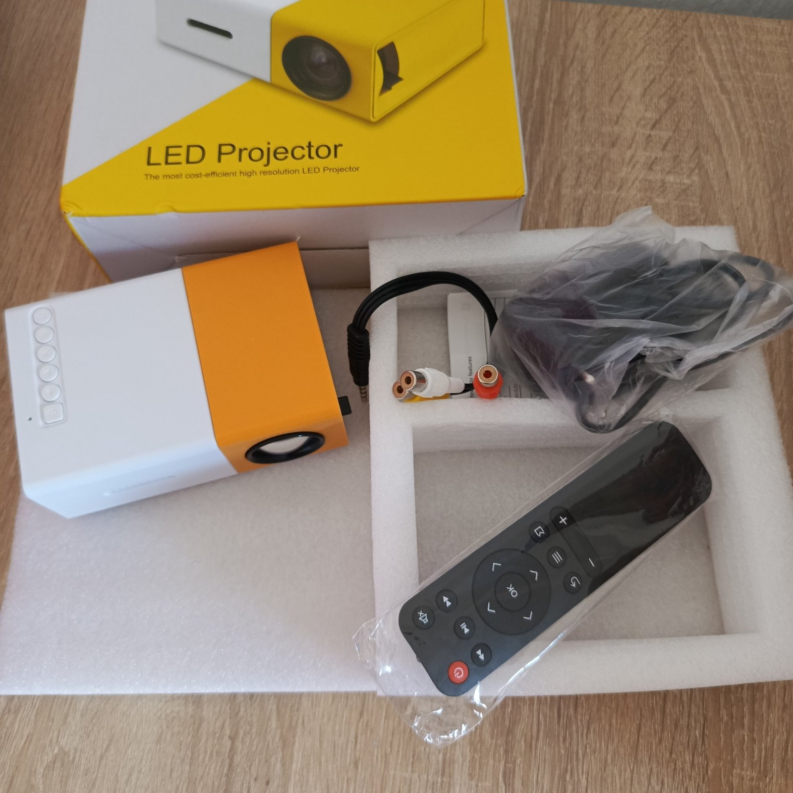 Mini Projecteur LED Portable YG300 (Jaune et Blanc) - Neuf avec Accessoires