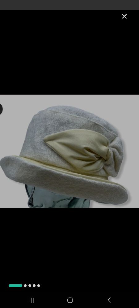 Jolie chapeau blanc cassé confortable pour l'hiver 