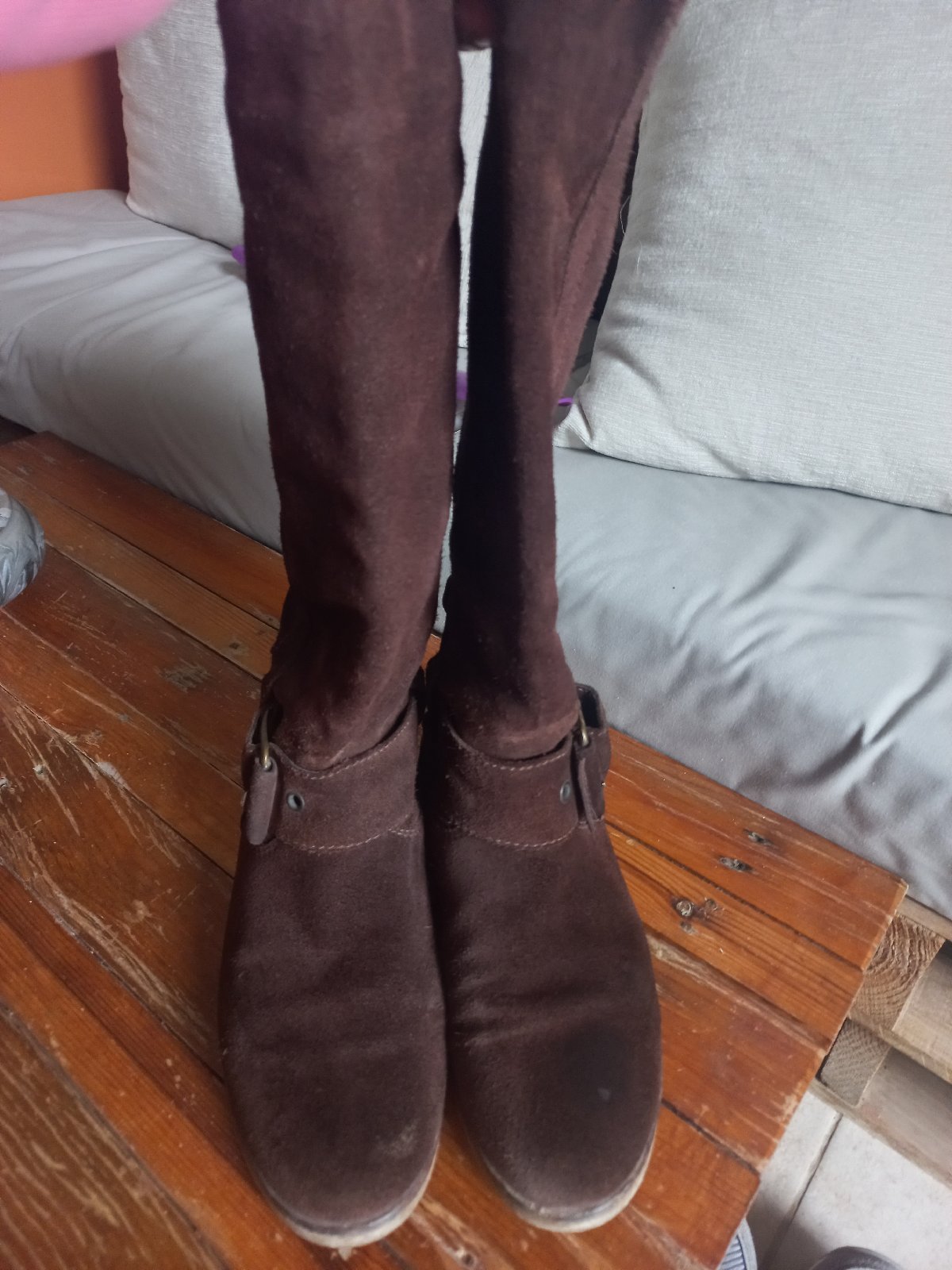 Bottes à talons bas en daim et cuir marron de style cavalier une tendance phare 