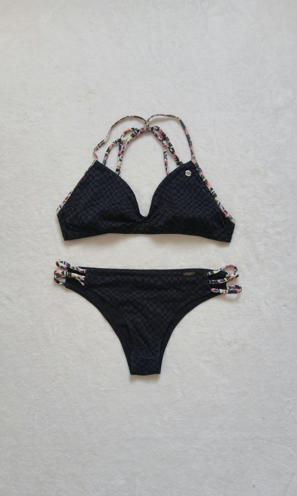 Bikini Chic : Noir Texturé et Brides Colorées