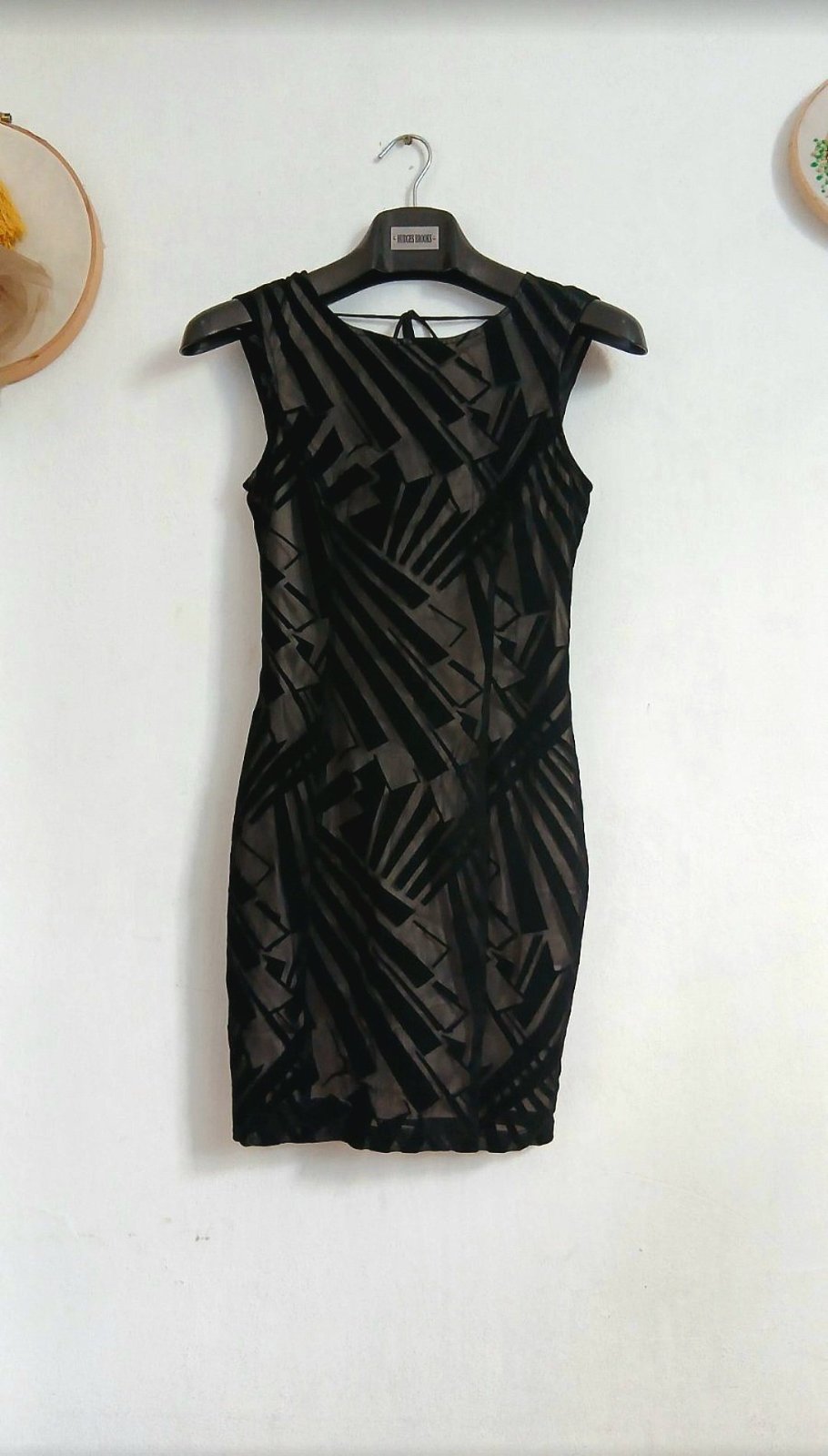 Robe de soirée Lipsy London - Motif velours noir sur fond nude - Look de fête irrésistible - Taille 36 / 34