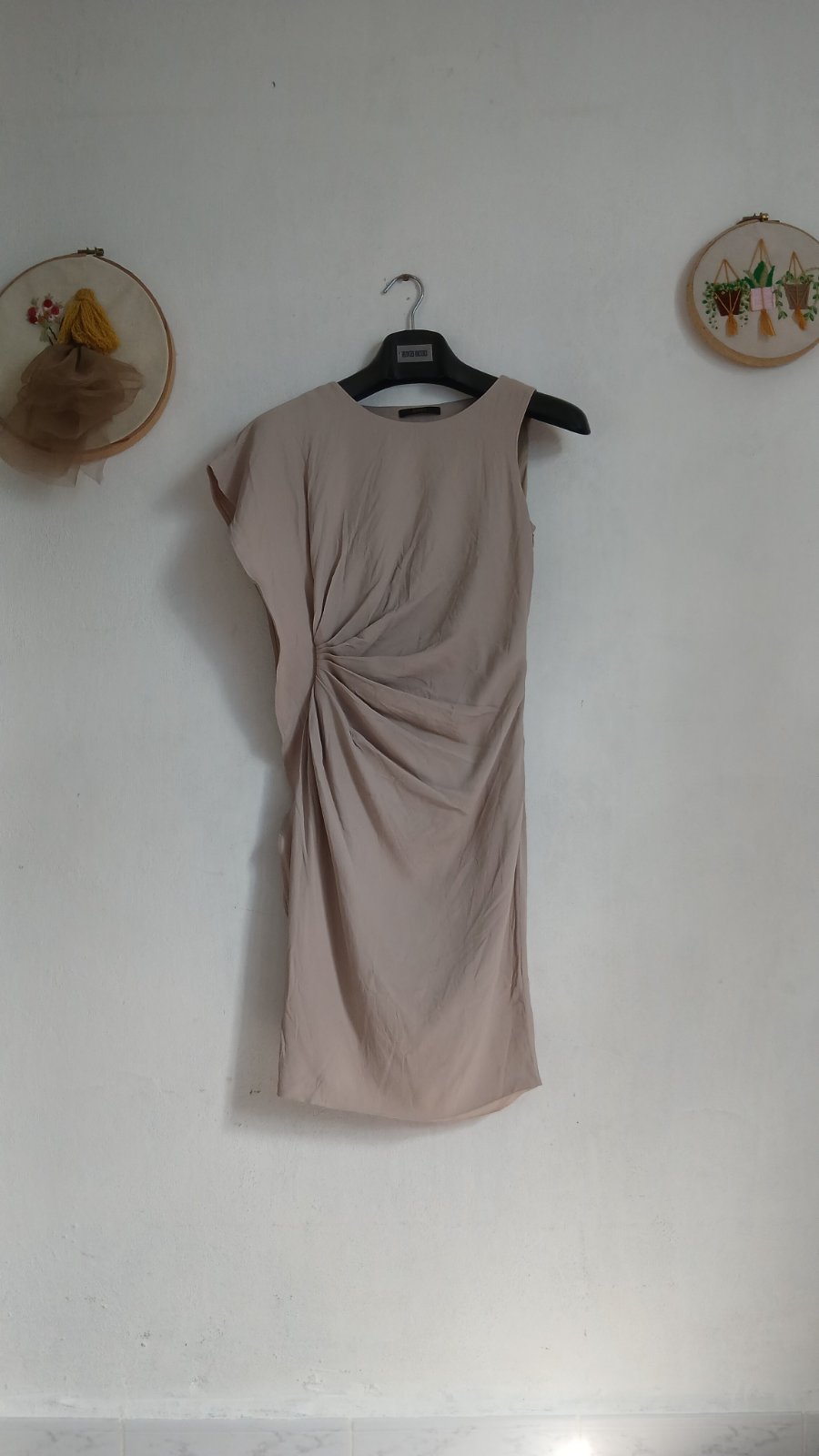 Robe drapée - Silhouette structurée en beige poudré 🦋