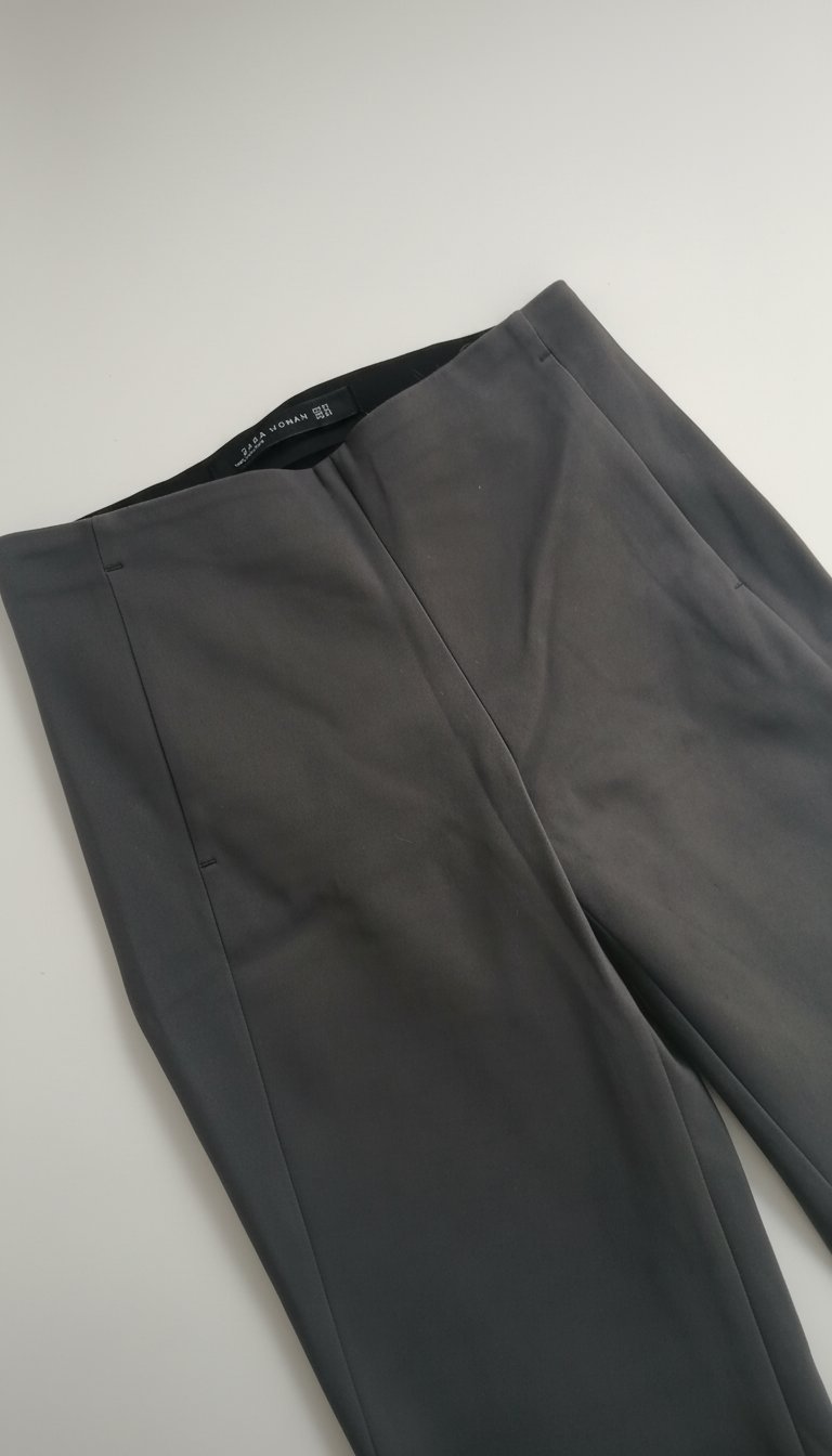 Pantalon slim Zara gris foncé - Coupe ajustée et élégante