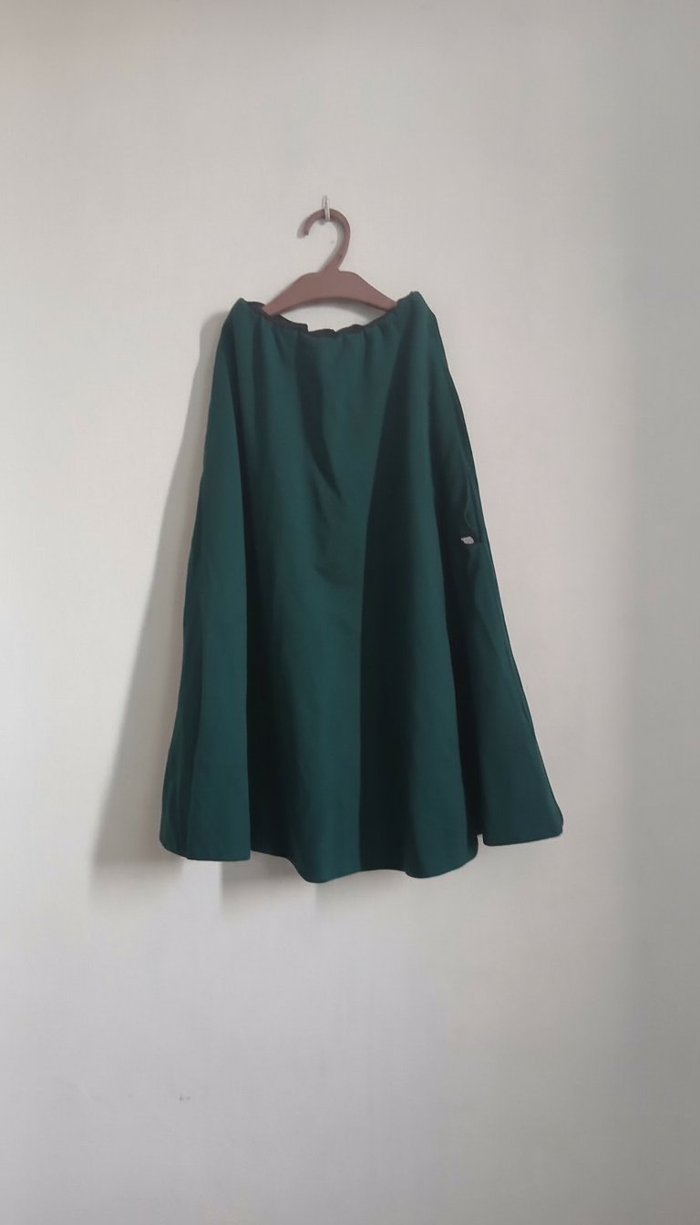 Jupe midi évasée Andre Tan - Look chic et féminin 