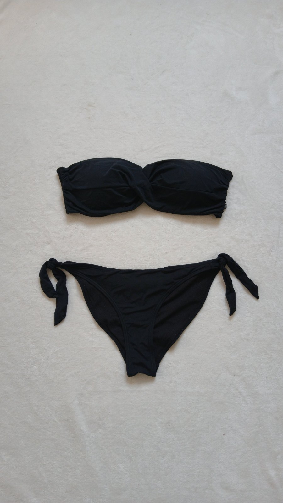 Look de Plage Intemporel : Bikini Noir la Vie en Rose