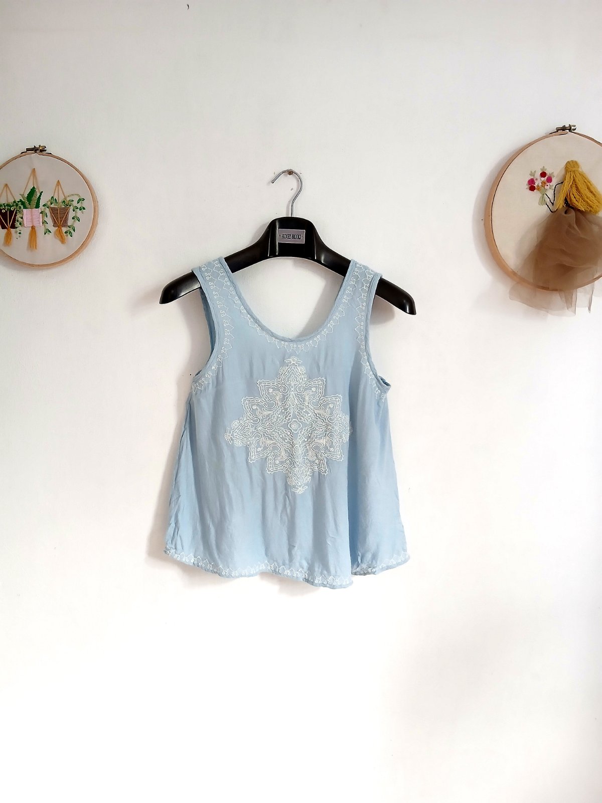 La douceur du Baby Blue alliée à la finesse des broderies blanches 🩵