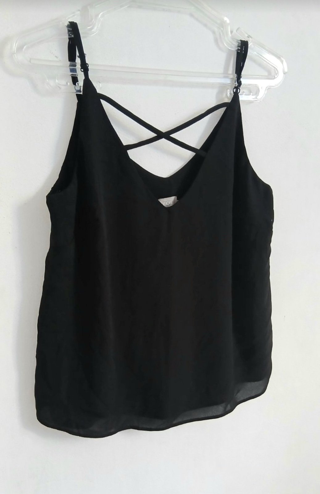 L'indispensable de l'été : Le débardeur noir à bretelles croisées ASOS - Chic & Minimaliste