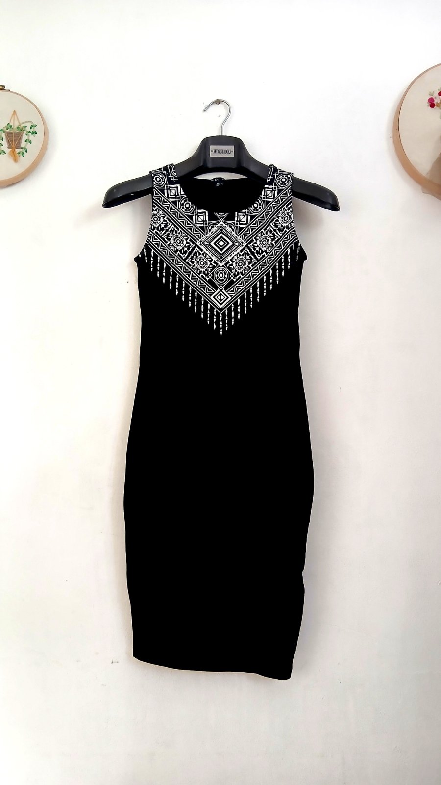 Robe Noire Iconique : Sublimez Votre Allure avec cette Robe Mystique - AMISU ✨️⏳️