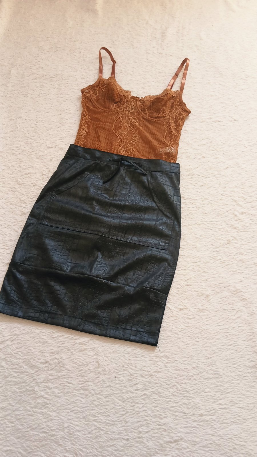 Jupe mini noire en simili-cuir - Motif crocodile