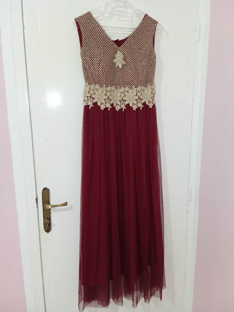 Robe soirée sans manches de la couleur Rouge et doré 