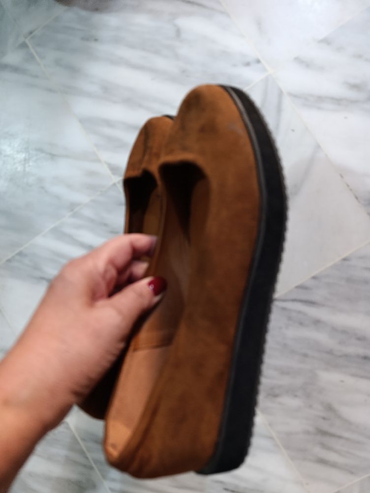 Des mocassins en cuir et daim