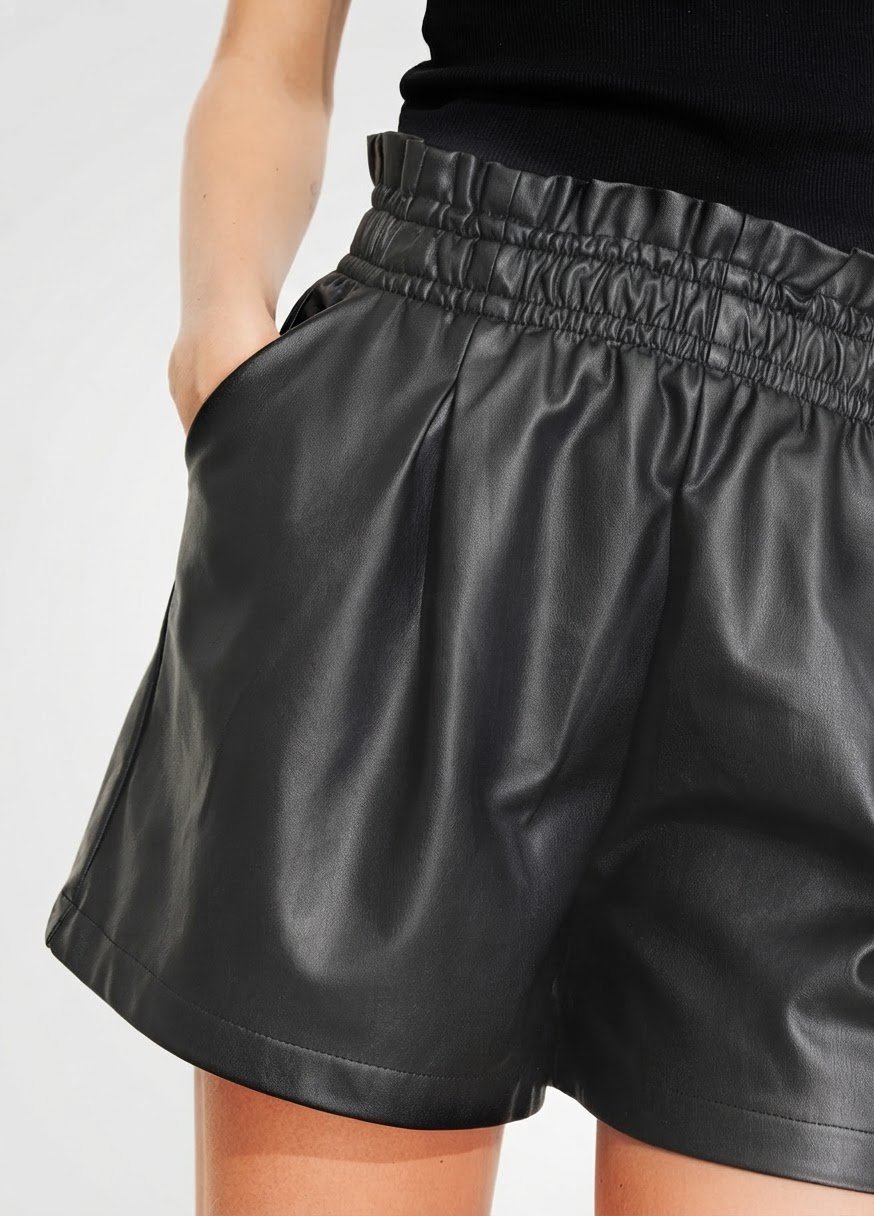 Short en similicuir noir