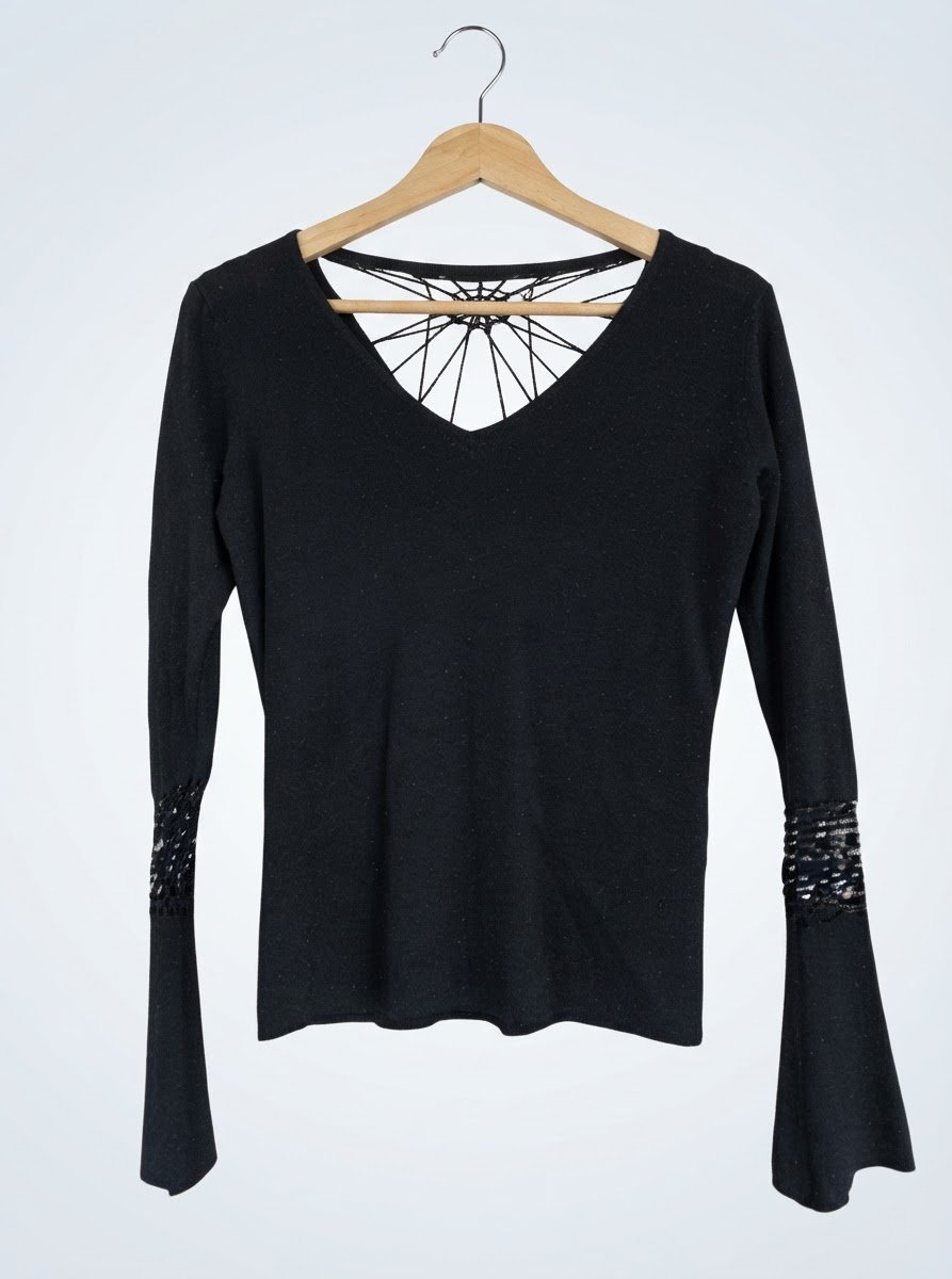 PULL EN V AVEC DOS ET MANCHES DÉCORÉS 🖤