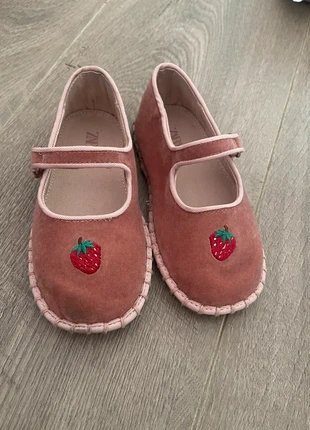 2 paires de chaussures zara pour filles jumelle