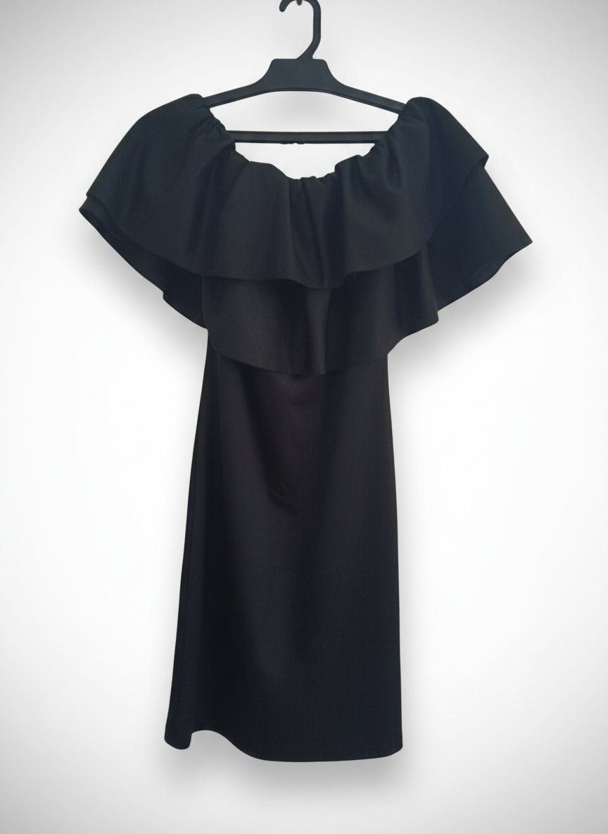Élégante robe à volants, proposée avec un col bateau ou un col tombant au choix.