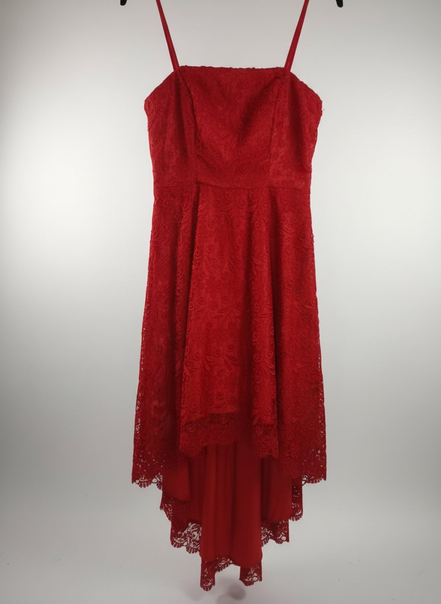 Élégante robe de soirée rouge en guipure raffinée