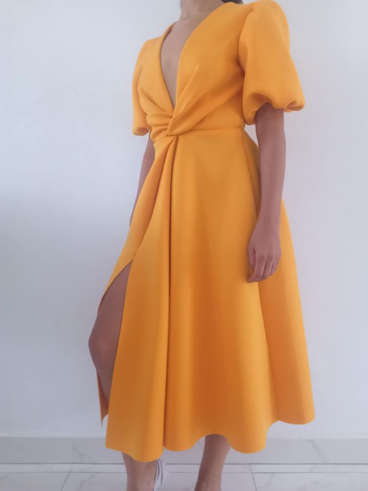 Robe Jaune avec fente 