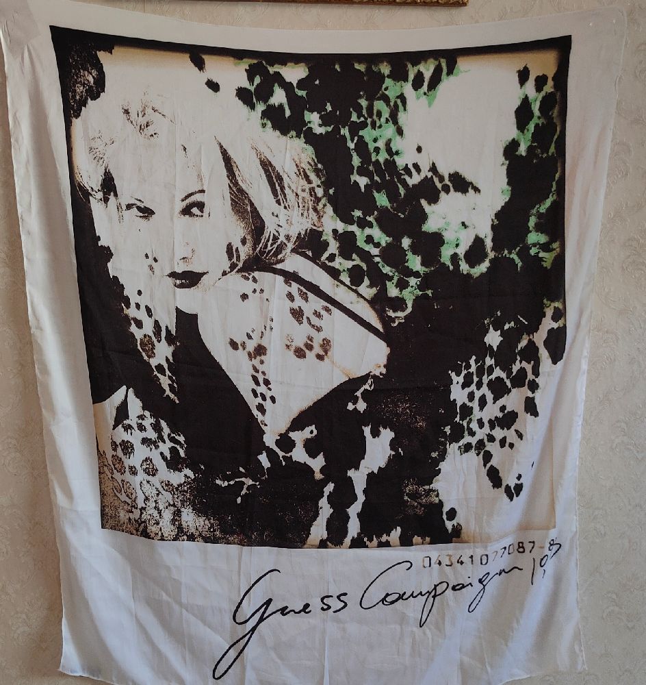 tres beau foulard Guess authentique