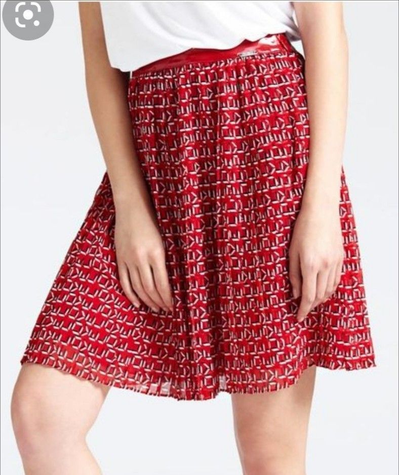 Trop belle Jupe guess rouge plissee