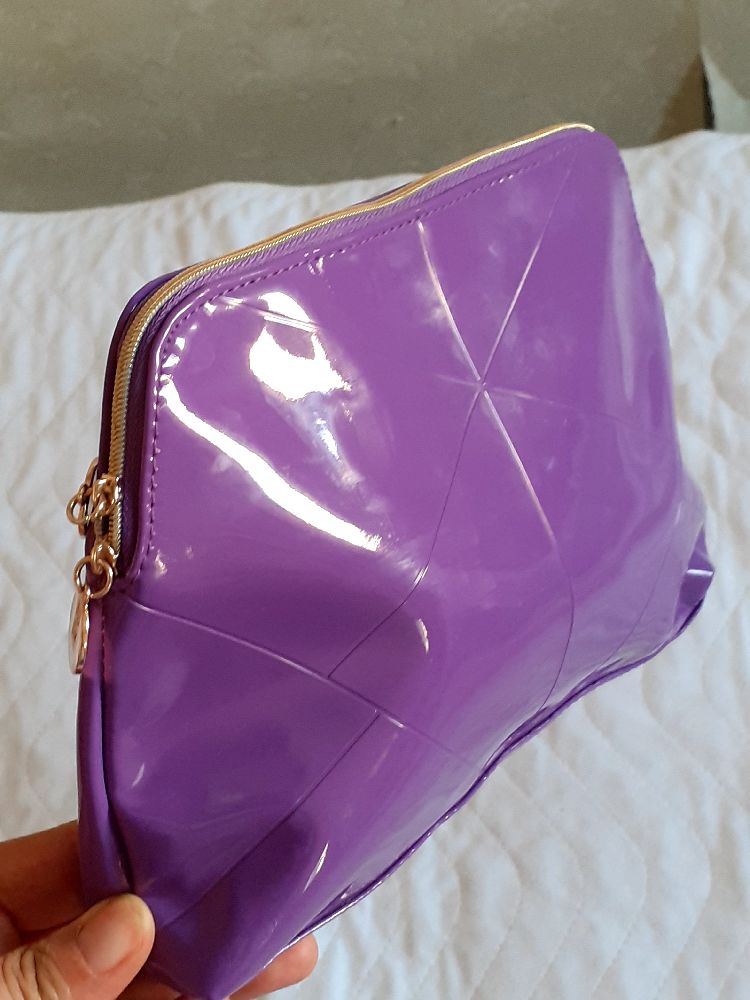belle pochette macquillage yves saint laurent comme neuf