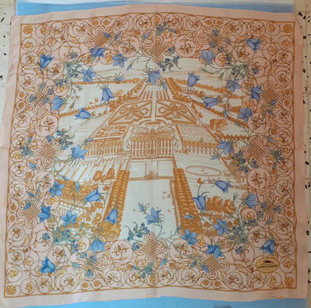 Tres beau foulard longchamps 