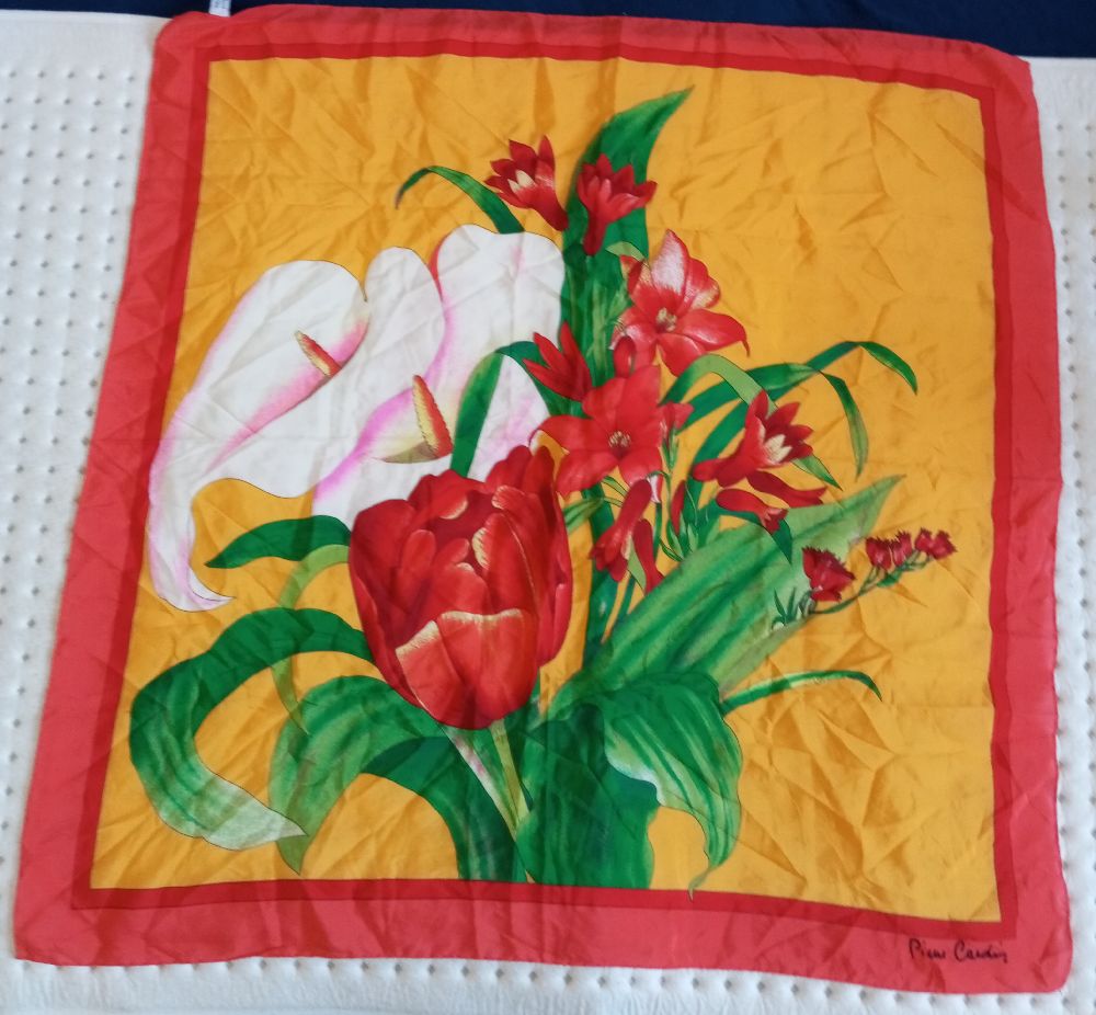 Tres beau foulard pierre cardin
