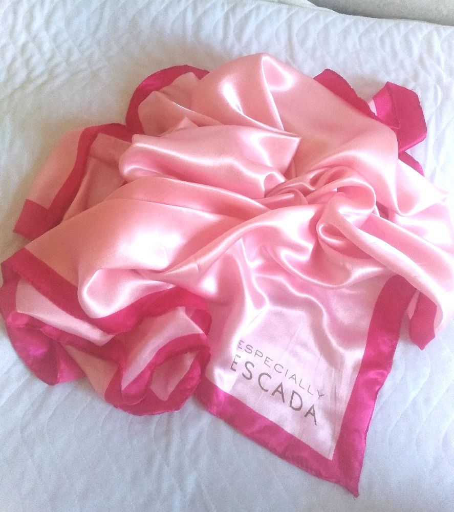 Tres beau foulard escada