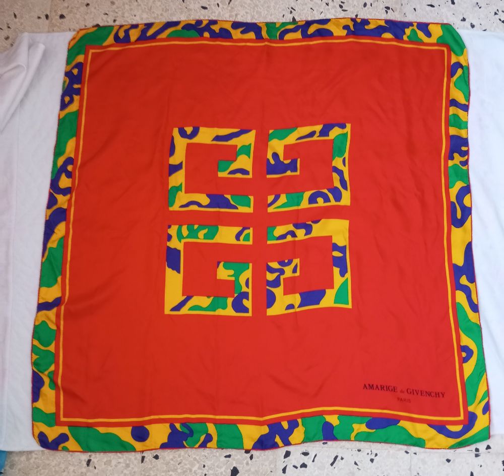 Tres beau foulard amarige givenchy