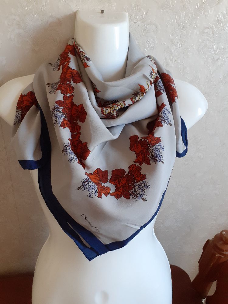 tres beau foulard christian dior