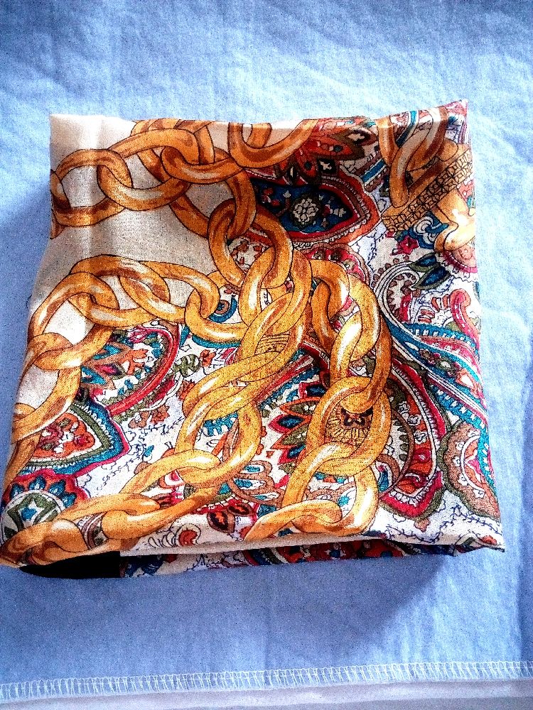  tres beau foulard en soie 