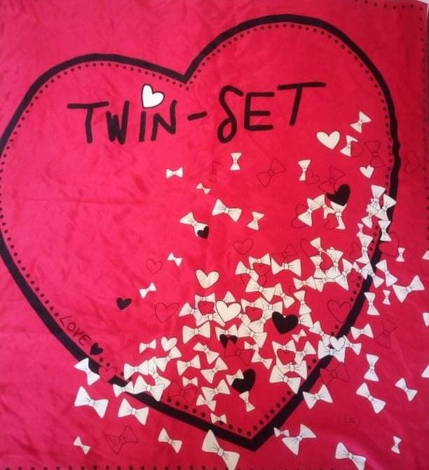 Foulard  carre en soie de la marque  twin_set