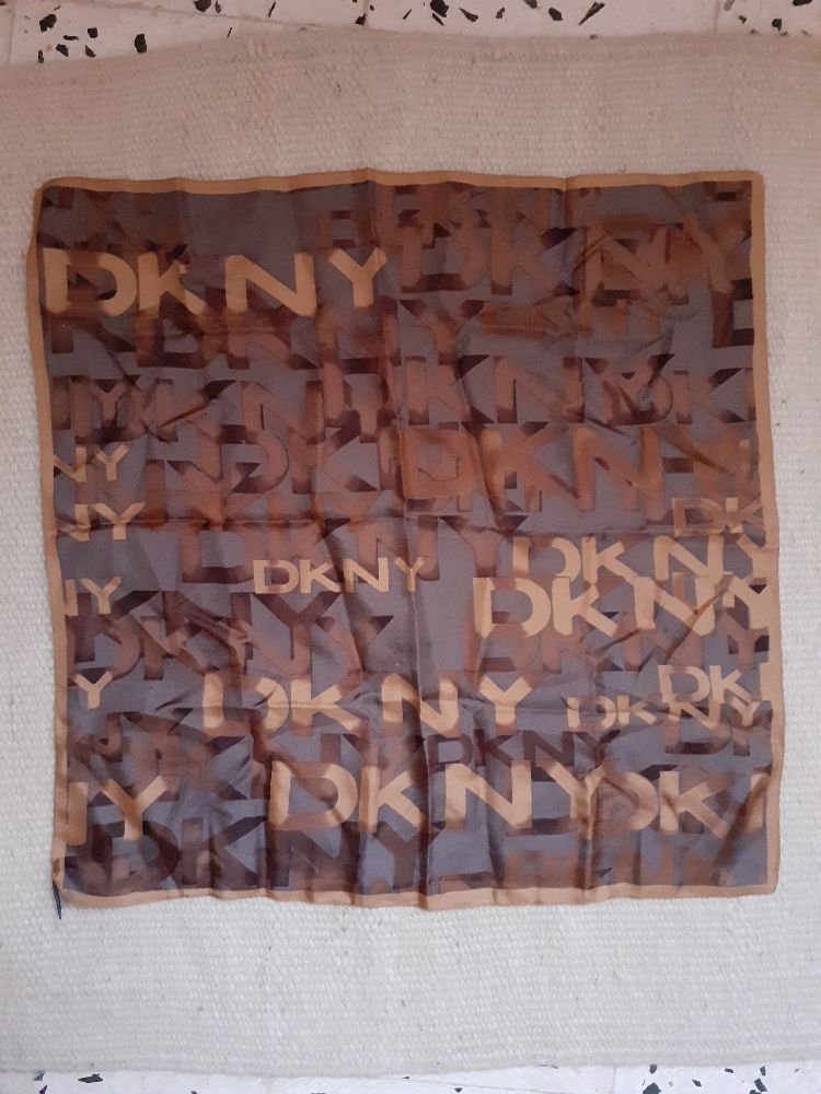 tres beau foulard DKNY en soie
