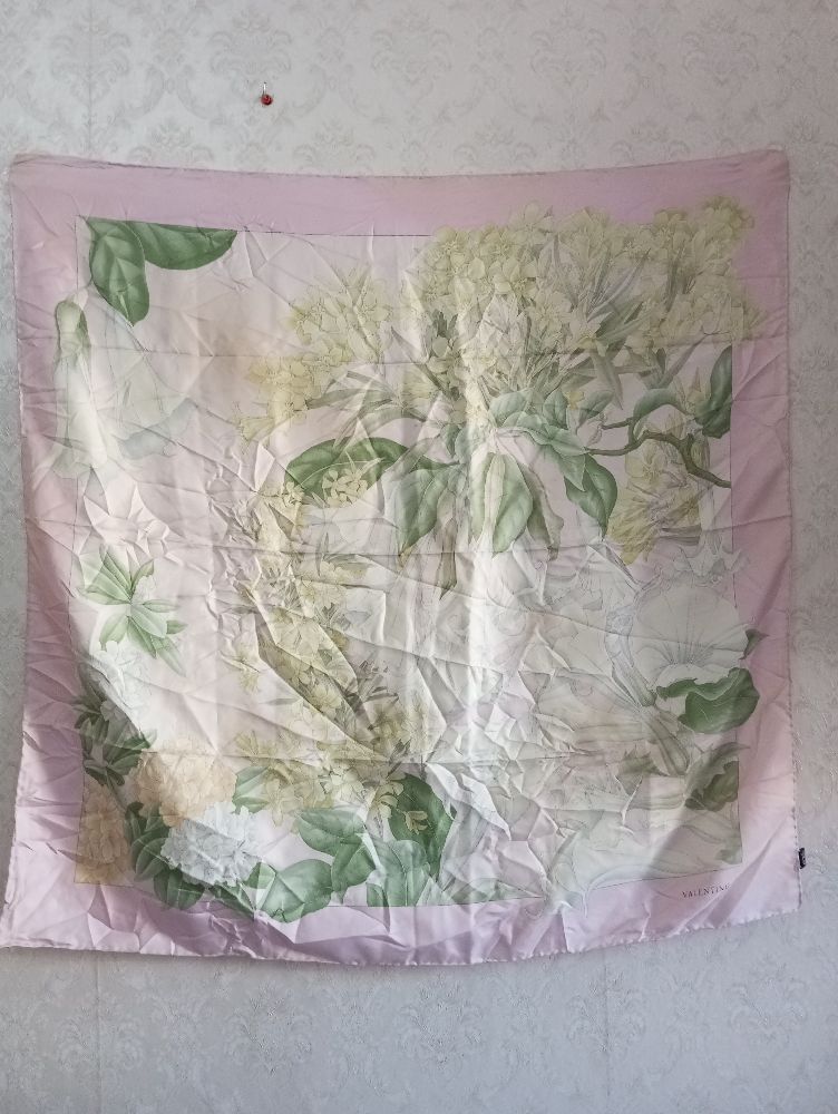 Tres beau foulard valentino