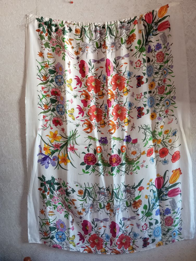  un beau rideau gucci en soie
