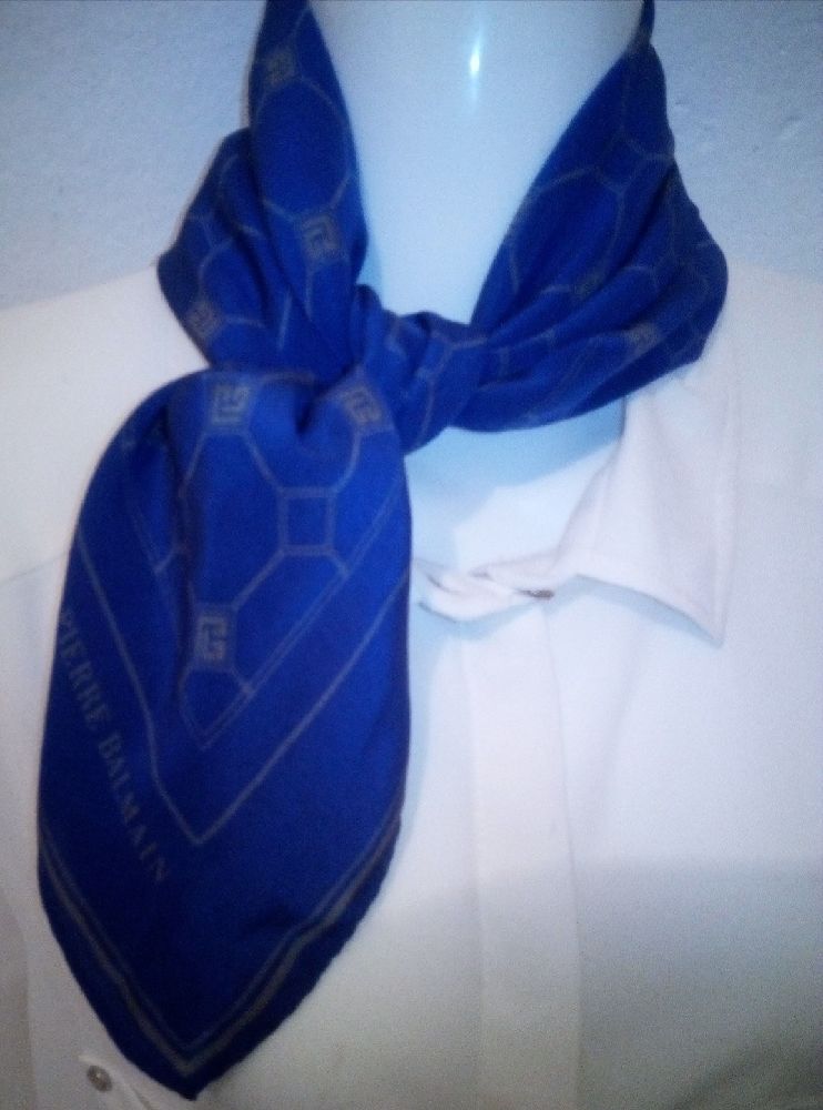Belle foulard pierre balmain en soie