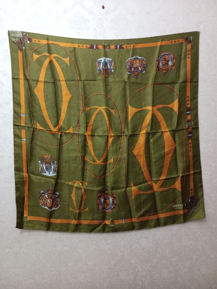 Tres beau foulard cartier
