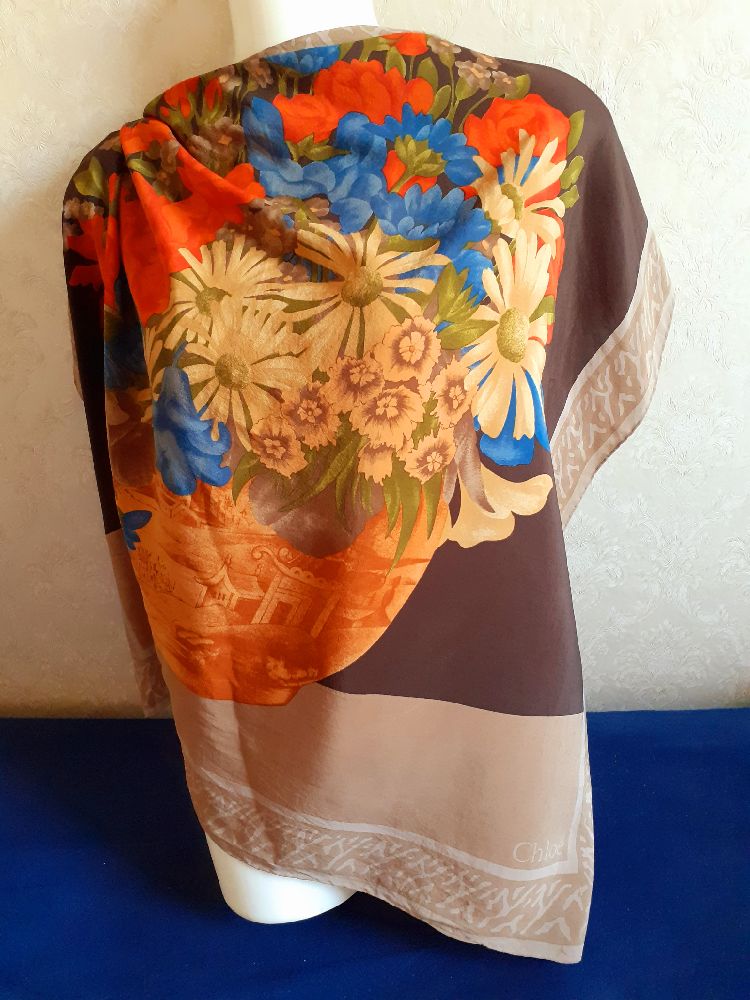 Un tres beau foulard chloé