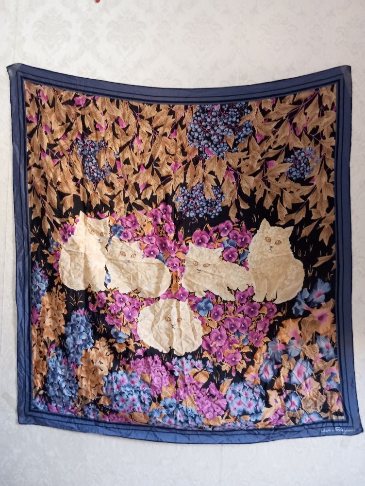 Tres beau foulard salvatore ferragamo