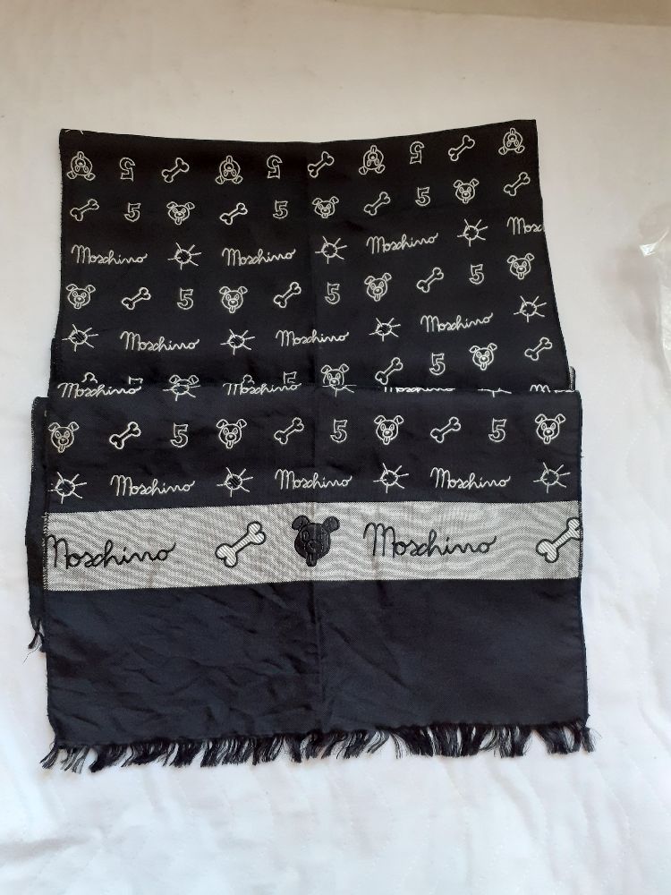 tres beau cachecol moschino en soie